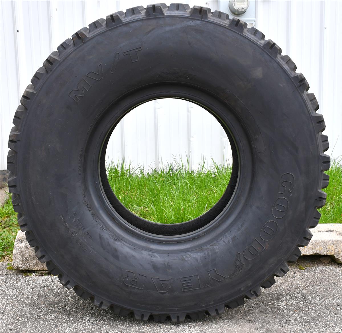 TI-124B |  Goodyear MVT MVT 39585R20 Tire Used (19).JPG