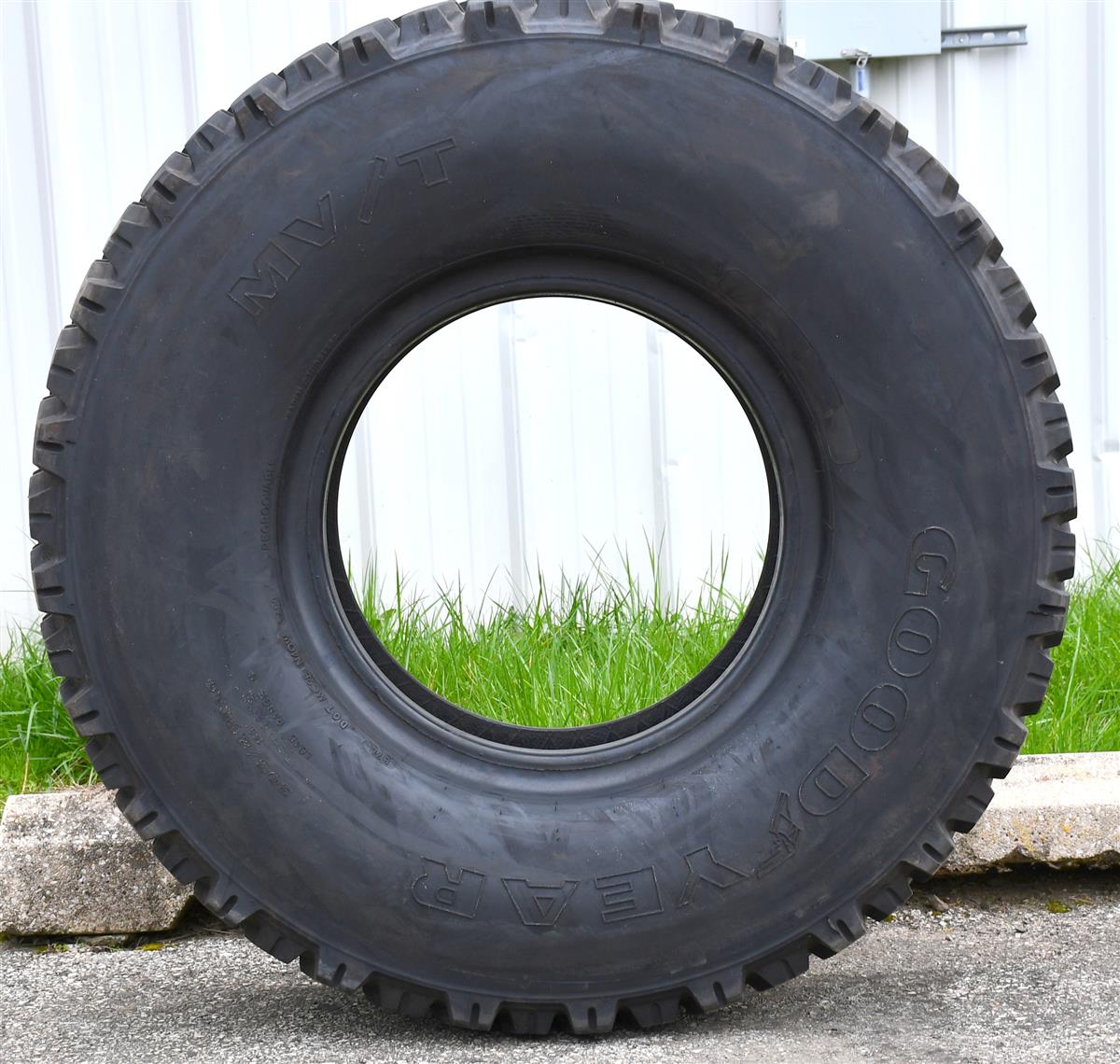 TI-124D  | Goodyear MVT MVT 39585R20 Tire  (34).JPG