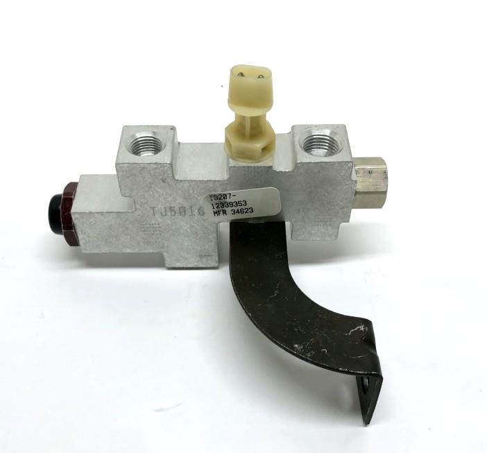 HM-1616 | HM-1616  Master Cylinder Proportion Valve HMMWV (3).JPG