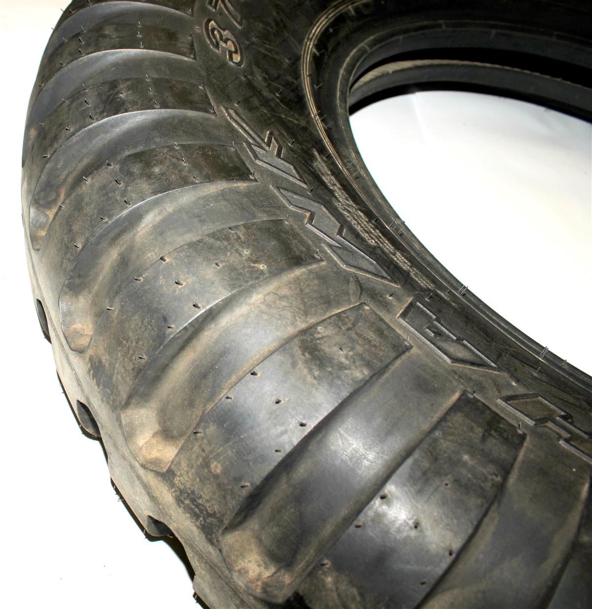 TI-113 | TI-113 9.00 x 20 Military Tread Bias Tire 100% Tread (19).JPG