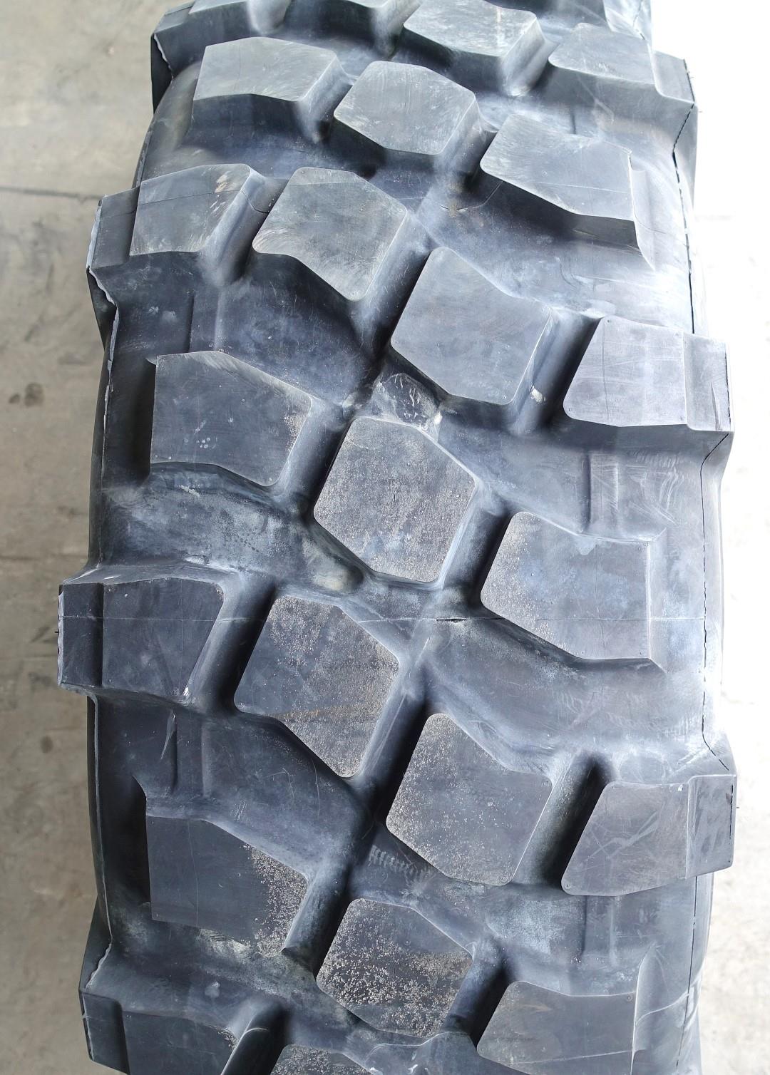 TI-320 | TI-320 Michelin X XML 39585R20 Tire NOS (2) (Large).JPG