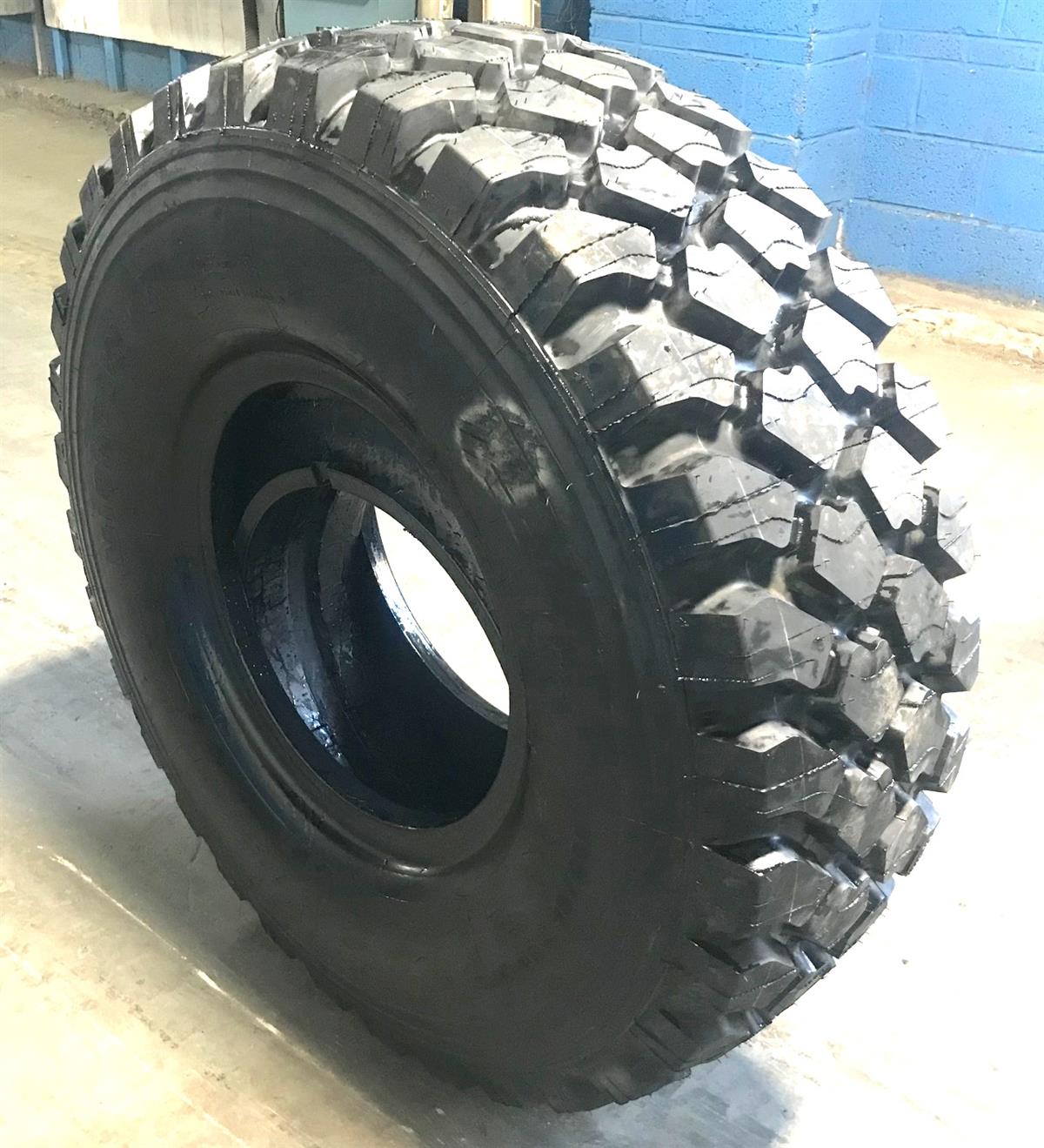 TI-100 | TI-100  Michelin XZL 39585R20 Super Single Radial Tire (NOS) (2).jpg